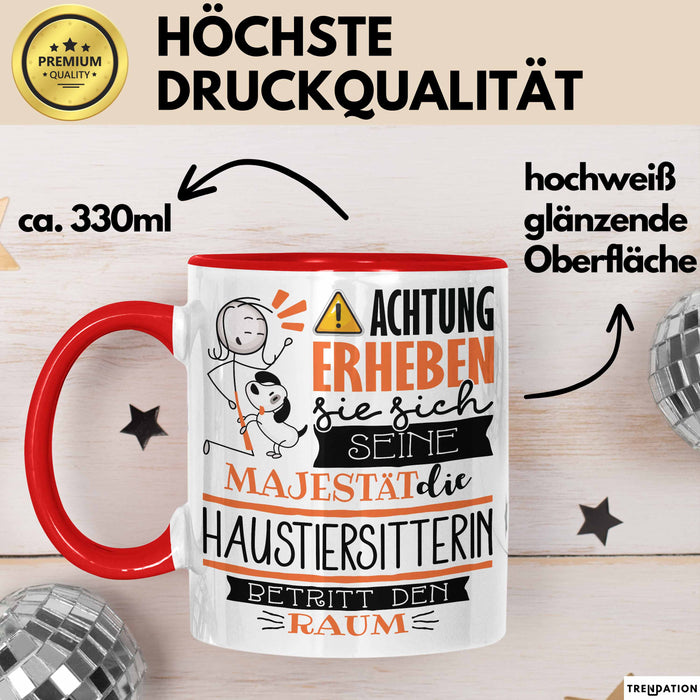 Haustiersitterin Tasse Geschenk Lustiger Spruch Bitte Erheben Sie Sich Seine Majestät Die Haustiersitterin Betritt Den Raum Rot Trendation