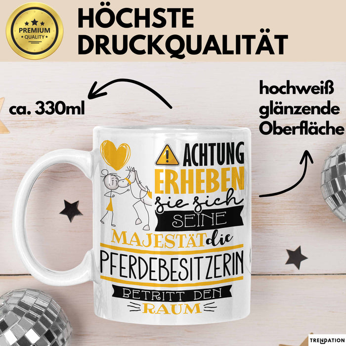 Pferdebesitzerin Tasse Geschenk Lustiger Spruch Bitte Erheben Sie Sich Seine Majestät Die Pferdebesitzerin Betritt Den Raum Weiß Trendation