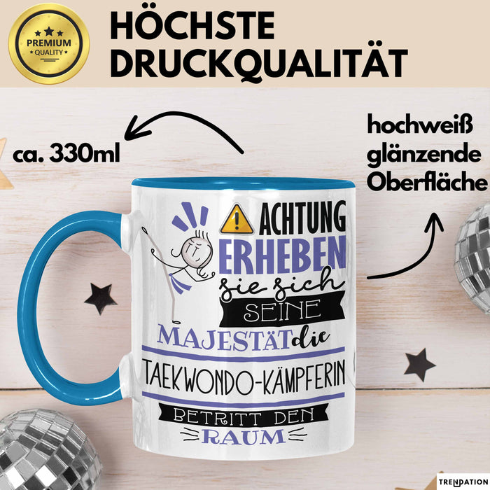 Taekwondo-Kämpferin Tasse Geschenk Lustiger Spruch Bitte Erheben Sie Sich Seine Majestät Die Taekwondo-Kämpferin Betritt Den Raum Blau Trendation