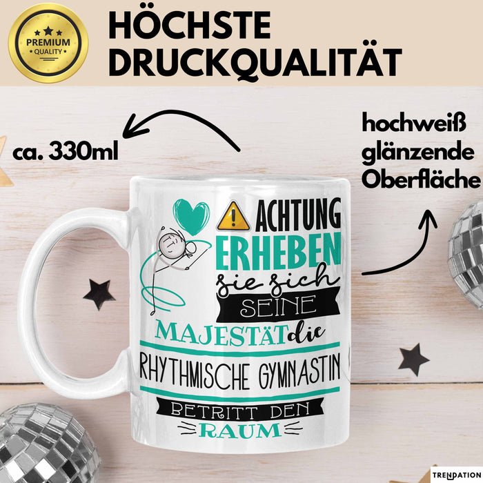 Rhythmische Gymnastin Tasse Geschenk Lustiger Spruch Bitte Erheben Sie Sich Seine Majestät Die Rhythmische Gymnastin Betritt Den Raum Weiß Trendation