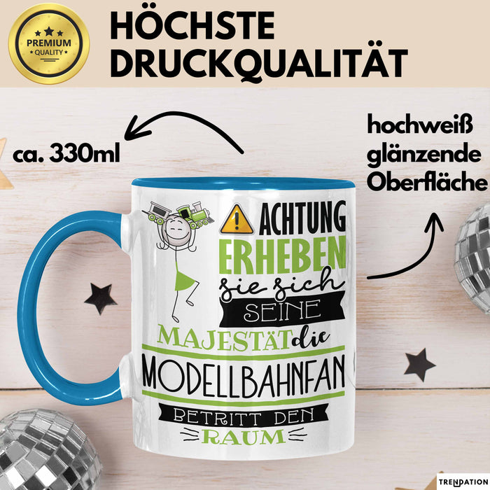 Modellbahnfan Tasse Geschenk Lustiger Spruch Bitte Erheben Sie Sich Seine Majestät Die Modellbahnfan Betritt Den Raum Blau Trendation