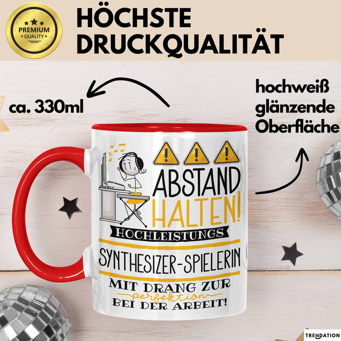 Synthesizer-Spielerin Tasse Geschenk Lustig Abstand Halten Hochleistungs-Synthesizer-Spielerin Mit Drang Zur Perfektion Bei Der Arbeit Rot Trendation