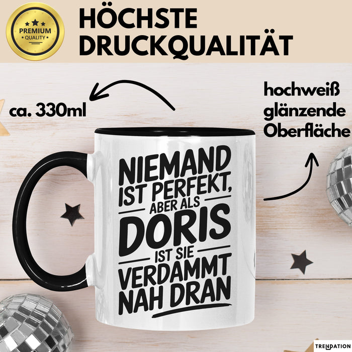 Doris Tasse Geschenk Niemand Ist Perfekt Doris Verdammt Nah Dran Geschenkidee Schwarz Trendation