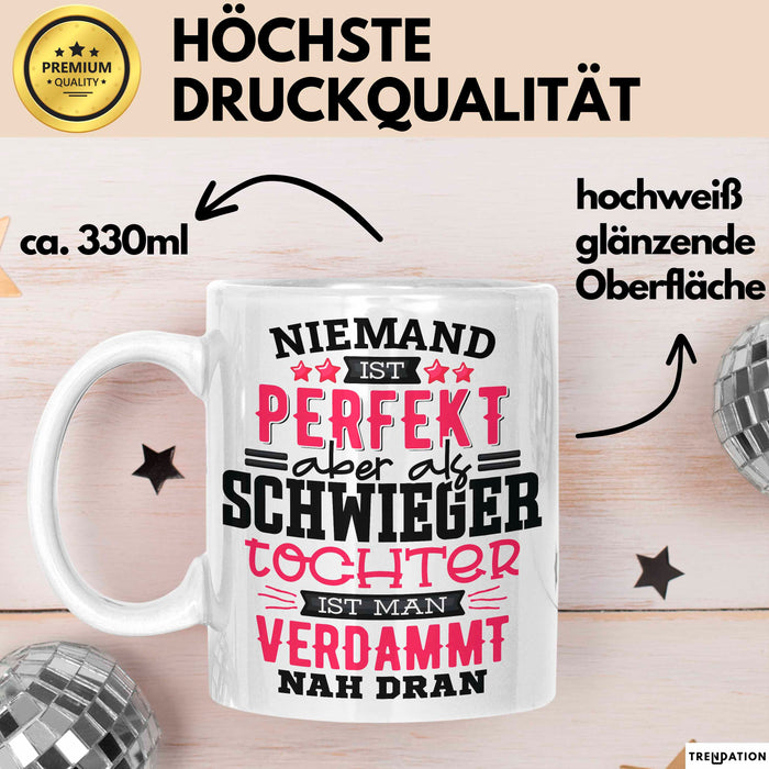 Schwiegertochter Tasse Geschenk Spruch Niemand Ist Perfekt Aber Als Schwiegertochter Ist Man Nah Dran Becher Weiß Trendation