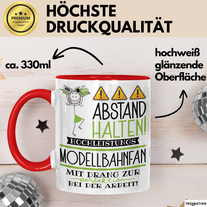 Modellbahnfan Tasse Geschenk Lustig Abstand Halten Hochleistungs-Modellbahnfan Mit Drang Zur Perfektion Bei Der Arbeit Rot Trendation