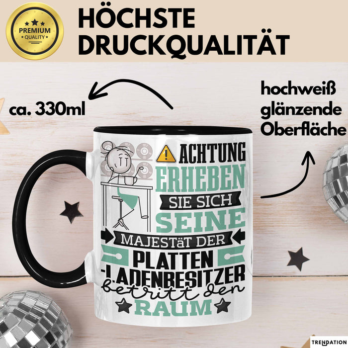 Plattenladenbesitzer Geschenk Tasse Lustiger Spruch Erheben Sie Sich Der Plattenladenbesitzer Betritt den Raum Schwarz Trendation