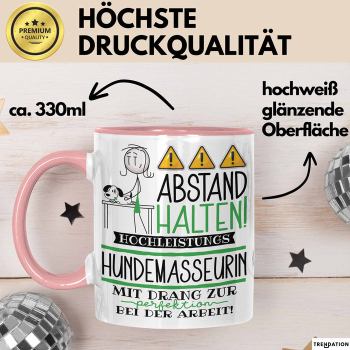 Hundemasseurin Tasse Geschenk Lustig Abstand Halten Hochleistungs-Hundemasseurin Mit Drang Zur Perfektion Bei Der Arbeit Rosa Trendation