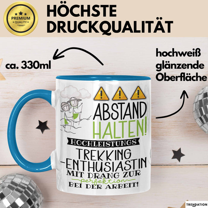 Trekking-Enthusiastin Tasse Geschenk Lustig Abstand Halten Hochleistungs-Trekking-Enthusiastin Mit Drang Zur Perfektion Bei Der Arbeit Blau Trendation