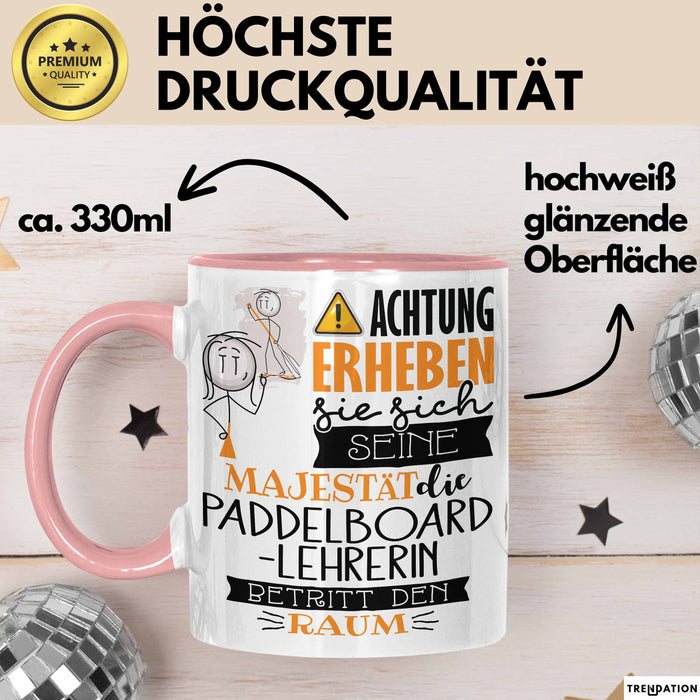 Paddelboard-Lehrerin Tasse Geschenk Lustiger Spruch Bitte Erheben Sie Sich Seine Majestät Die Paddelboard-Lehrerin Betritt Den Raum Rosa Trendation