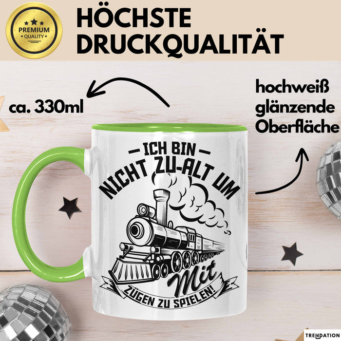 Modelleisenbahn Tasse Geschenk Ich Bin Nicht Zu Alt Um Mit Zügen Zu Spielen Eisenbahner Zugführer Geschenkidee Kaffee-Becher Grün Trendation