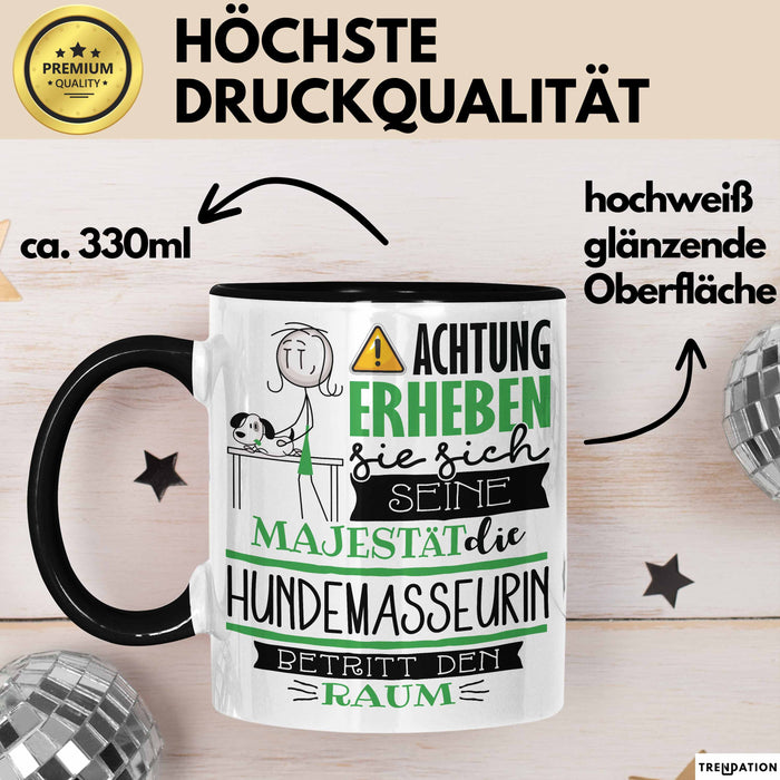 Hundemasseurin Tasse Geschenk Lustiger Spruch Bitte Erheben Sie Sich Seine Majestät Die Hundemasseurin Betritt Den Raum Schwarz Trendation