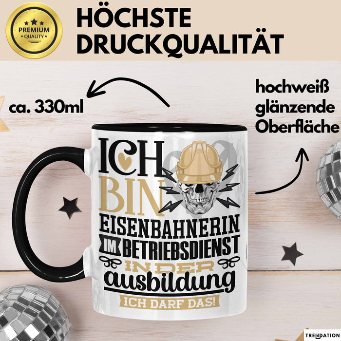 Eisenbahnerin im Betriebsdienst Ausbildung Start Geschenk Tasse Ich Bin Eisenbahnerin im Betriebsdienst In Der Ausbildung Ich Darf Das Kaffee-Becher Geschenkidee Schwarz Trendation