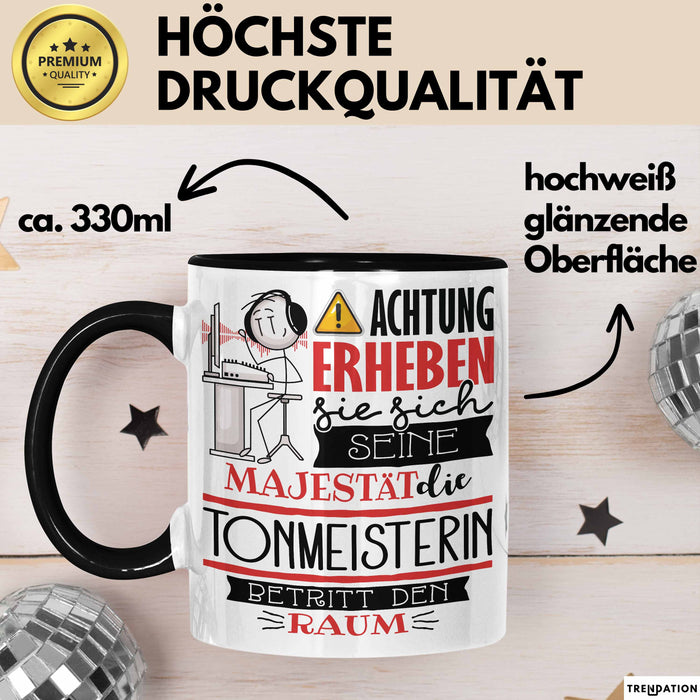 Tonmeisterin Tasse Geschenk Lustiger Spruch Bitte Erheben Sie Sich Seine Majestät Die Tonmeisterin Betritt Den Raum Schwarz Trendation