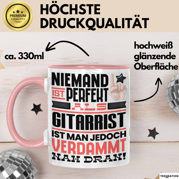 Gitarrist Geschenk Tasse Lustige Geschenkidee für Gitarrist Geburtstag Kaffee-Becher Niemand Ist Perfekt Aber Als Gitarrist Ist Man Nah Dran Rosa Trendation