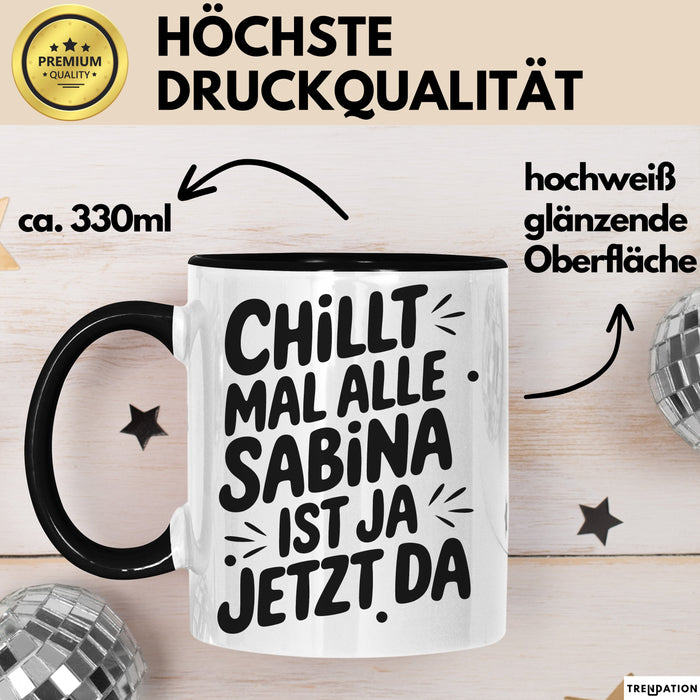 Sabina Tasse Geschenk Chillt Mal Alle Sabina Ist Ja Jetzt Da Geschenkidee Becher mit Name Schwarz Trendation