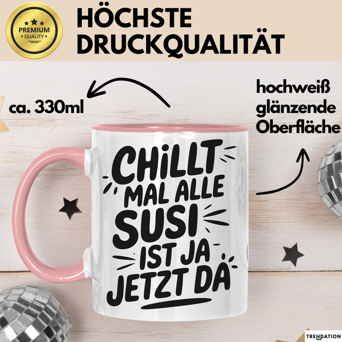 Susi Tasse Geschenk Chillt Mal Alle Susi Ist Ja Jetzt Da Geschenkidee Becher mit Name Rosa Trendation