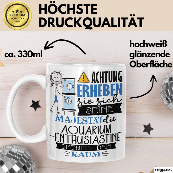 Aquarium-Enthusiastin Tasse Geschenk Lustiger Spruch Bitte Erheben Sie Sich Seine Majestät Die Aquarium-Enthusiastin Betritt Den Raum Weiß Trendation