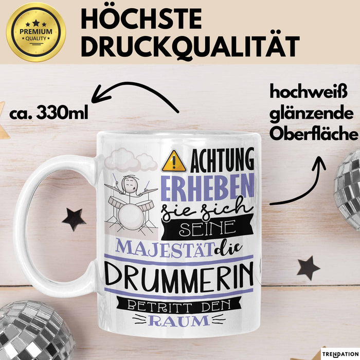 Drummerin Tasse Geschenk Lustiger Spruch Bitte Erheben Sie Sich Seine Majestät Die Drummerin Betritt Den Raum Weiß Trendation
