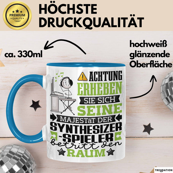 Synthesizer-Spieler Geschenk Tasse Lustiger Spruch Erheben Sie Sich Der Synthesizer-Spieler Betritt den Raum Blau Trendation