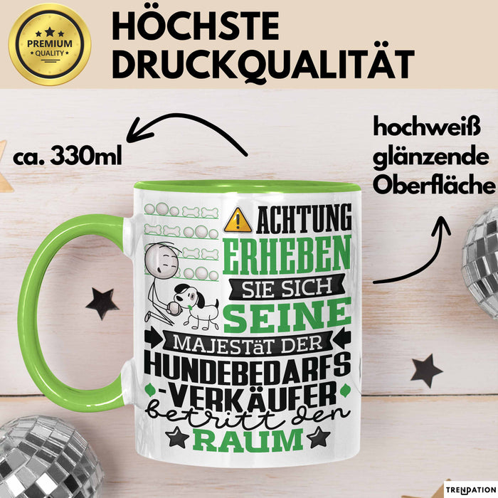 Hundebedarfsverkäufer Geschenk Tasse Lustiger Spruch Erheben Sie Sich Der Hundebedarfsverkäufer Betritt den Raum Grün Trendation
