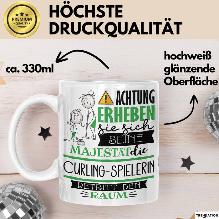 Curling-Spielerin Tasse Geschenk Lustiger Spruch Bitte Erheben Sie Sich Seine Majestät Die Curling-Spielerin Betritt Den Raum Weiß Trendation