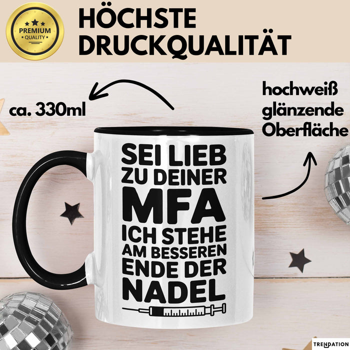 Medizinischer Assistent Arzt Tasse Geschenk Lustige Geschenkidee Spruch Sei Lieb Zu Deiner Mfa Ich Stehe Am Besseren Ende Der Nadel Trendation