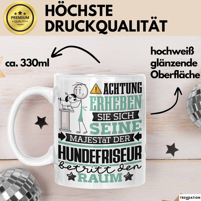 Hundefriseur Geschenk Tasse Lustiger Spruch Erheben Sie Sich Der Hundefriseur Betritt den Raum Weiß Trendation