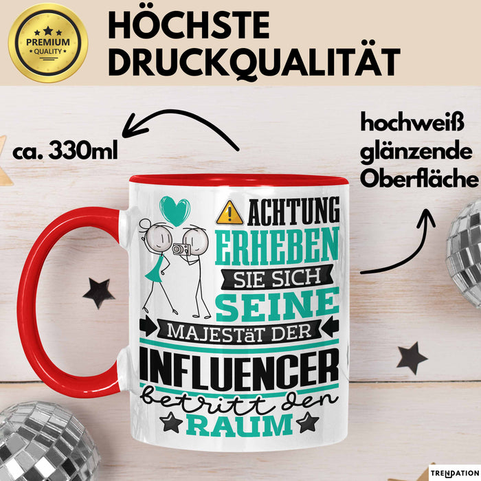 Influencer Geschenk Tasse Lustiger Spruch Erheben Sie Sich Der Influencer Betritt den Raum Rot Trendation