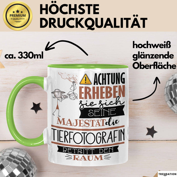 Tierfotografin Tasse Geschenk Lustiger Spruch Bitte Erheben Sie Sich Seine Majestät Die Tierfotografin Betritt Den Raum Grün Trendation