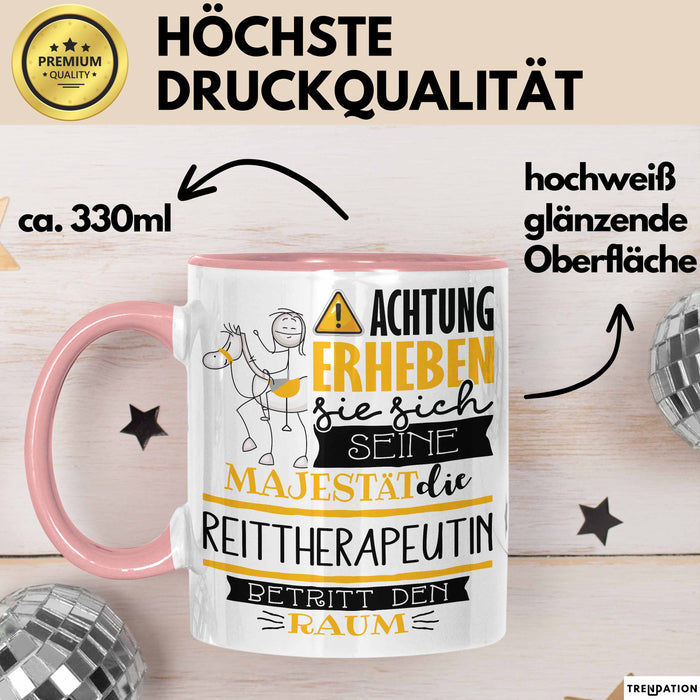 Reittherapeutin Tasse Geschenk Lustiger Spruch Bitte Erheben Sie Sich Seine Majestät Die Reittherapeutin Betritt Den Raum Rosa Trendation