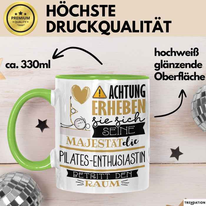 Pilates-Enthusiastin Tasse Geschenk Lustiger Spruch Bitte Erheben Sie Sich Seine Majestät Die Pilates-Enthusiastin Betritt Den Raum Grün Trendation