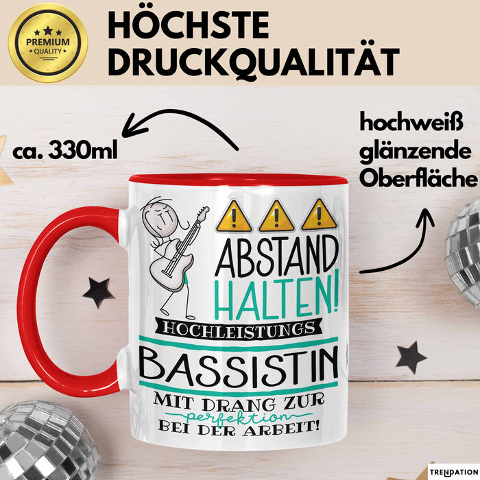 Bassistin Tasse Geschenk Lustig Abstand Halten Hochleistungs-Bassistin Mit Drang Zur Perfektion Bei Der Arbeit Rot Trendation