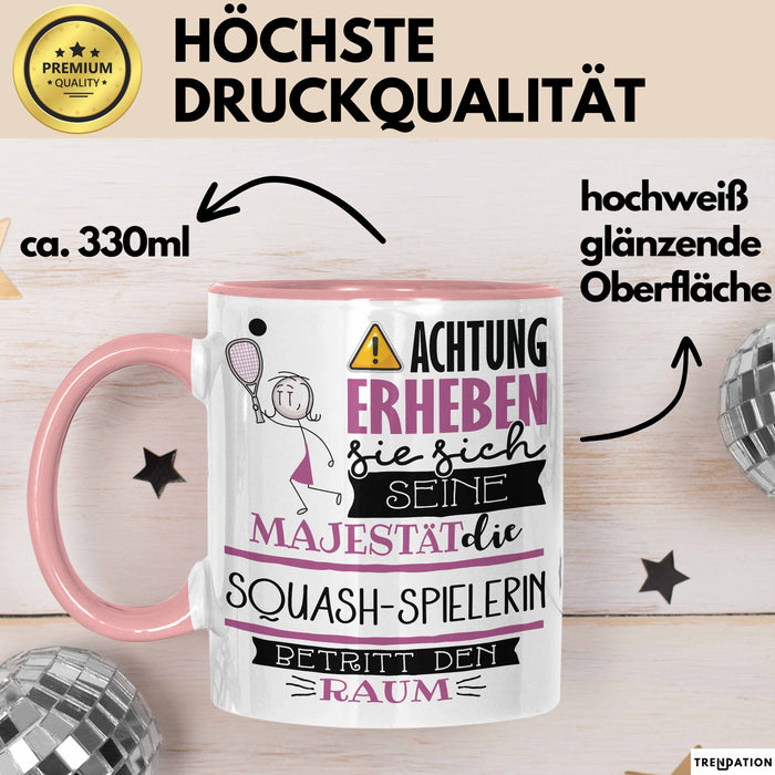 Squash-Spielerin Tasse Geschenk Lustiger Spruch Bitte Erheben Sie Sich Seine Majestät Die Squash-Spielerin Betritt Den Raum Rosa Trendation