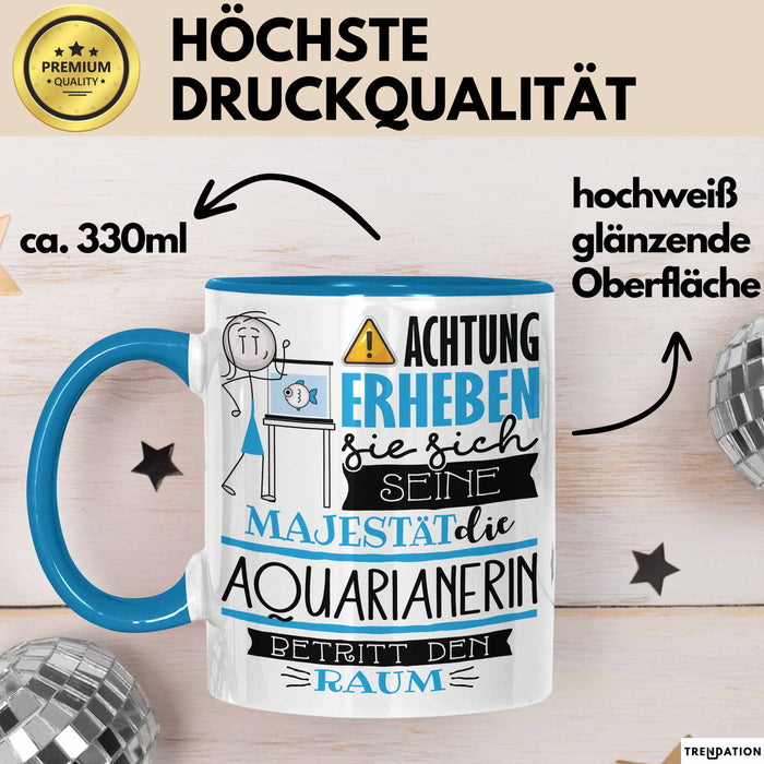 Aquarianerin Tasse Geschenk Lustiger Spruch Bitte Erheben Sie Sich Seine Majestät Die Aquarianerin Betritt Den Raum Blau Trendation