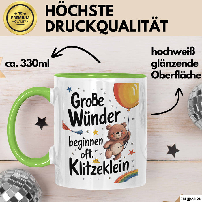 Baby Geburt Neue Eltern Tasse Geschenk Lustige Geschenkidee Spruch Große Wunder Beginnen Oft Klitzeklein Grün Trendation