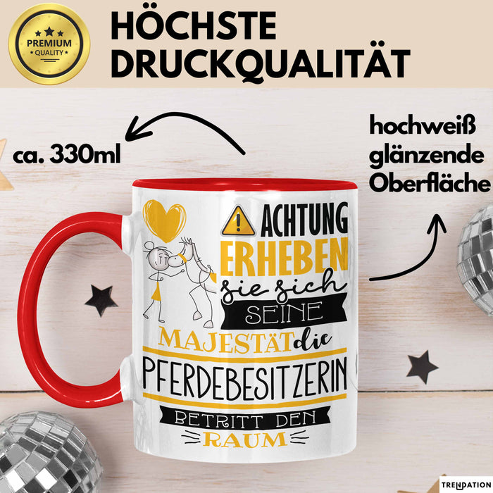 Pferdebesitzerin Tasse Geschenk Lustiger Spruch Bitte Erheben Sie Sich Seine Majestät Die Pferdebesitzerin Betritt Den Raum Rot Trendation