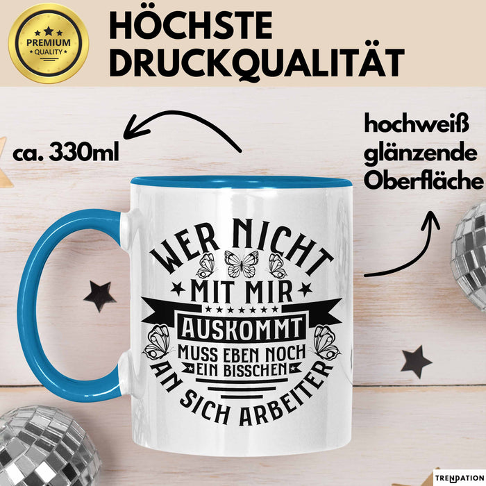 Lustiger Spruch Tasse Wer Nicht Mit Mir Auskommt Muss Eben Noch EIn Bisschen An Sich Arbeiten Kaffee-Becher Humor Blau Trendation