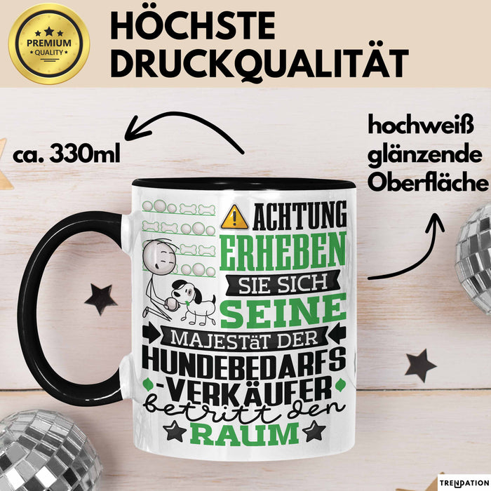 Hundebedarfsverkäufer Geschenk Tasse Lustiger Spruch Erheben Sie Sich Der Hundebedarfsverkäufer Betritt den Raum Schwarz Trendation