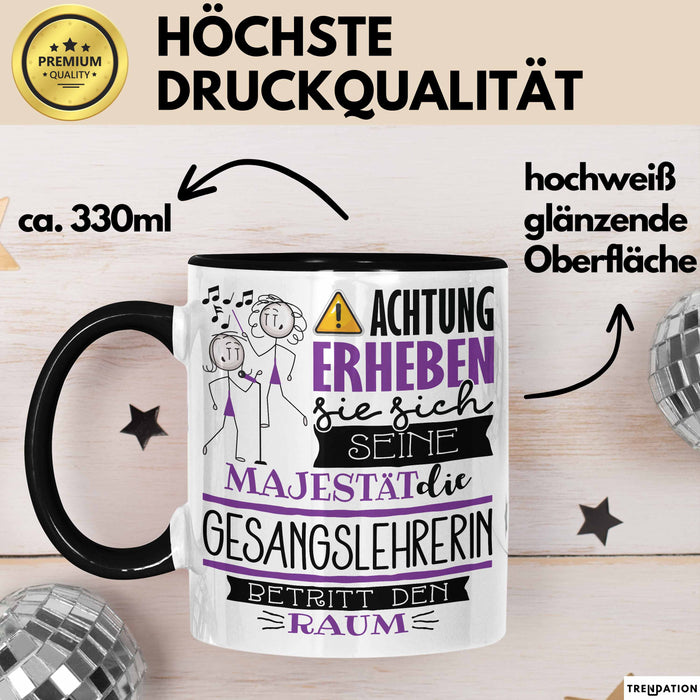 Gesangslehrerin Tasse Geschenk Lustiger Spruch Bitte Erheben Sie Sich Seine Majestät Die Gesangslehrerin Betritt Den Raum Schwarz Trendation