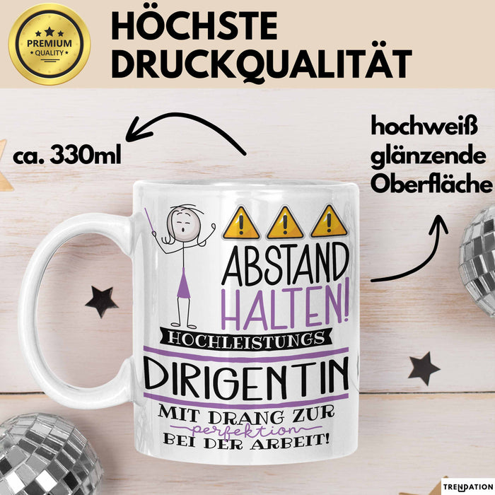 Dirigentin Tasse Geschenk Lustig Abstand Halten Hochleistungs-Dirigentin Mit Drang Zur Perfektion Bei Der Arbeit Weiß Trendation
