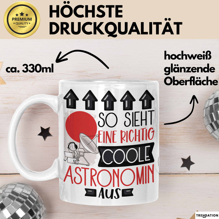 Astronomin Geschenk Tasse Geschenkidee für Astronomin Geburtstag Weihnachten Spruch So Sieht Eine Richtig Coole Astronomin Aus Kaffee-Becher Weiß Trendation