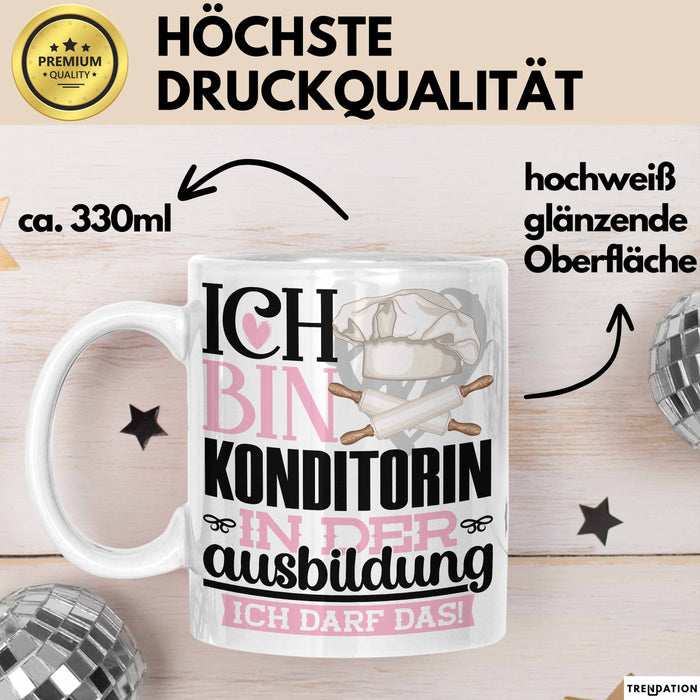Konditorin Ausbildung Start Geschenk Tasse Ich Bin Konditorin In Der Ausbildung Ich Darf Das Kaffee-Becher Geschenkidee Weiß Trendation