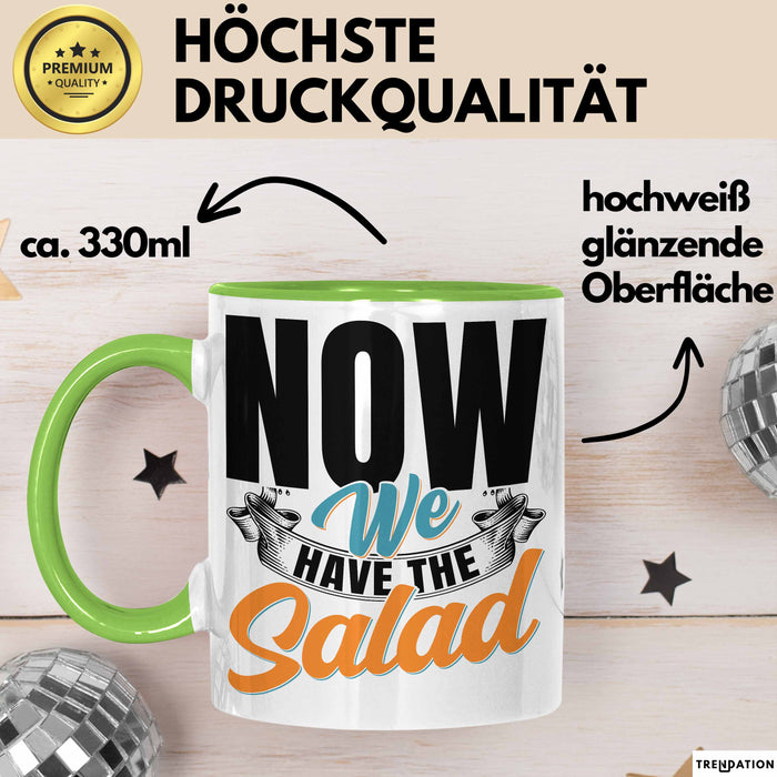 Now We Have The Salad Tasse Geschenk Deutsch Englisch Wortspiel Grün Trendation