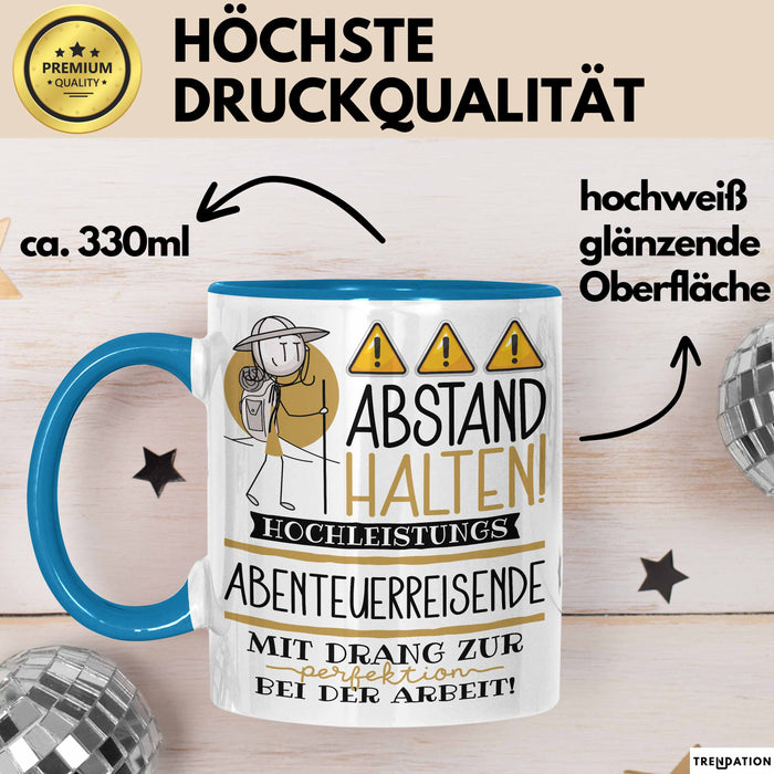 Abenteuerreisende Tasse Geschenk Lustig Abstand Halten Hochleistungs-Abenteuerreisende Mit Drang Zur Perfektion Bei Der Arbeit Blau Trendation