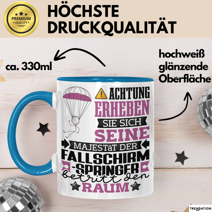 Fallschirmspringer Geschenk Tasse Lustiger Spruch Erheben Sie Sich Der Fallschirmspringer Betritt den Raum Blau Trendation