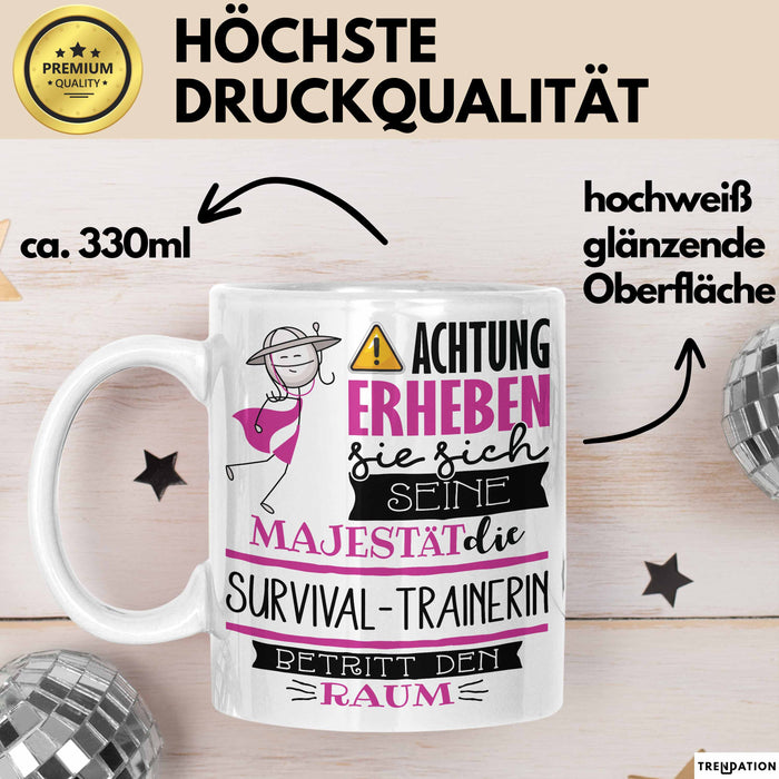 Survival-Trainerin Tasse Geschenk Lustiger Spruch Bitte Erheben Sie Sich Seine Majestät Die Survival-Trainerin Betritt Den Raum Weiß Trendation