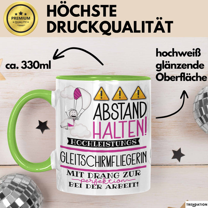 Gleitschirmfliegerin Tasse Geschenk Lustig Abstand Halten Hochleistungs-Gleitschirmfliegerin Mit Drang Zur Perfektion Bei Der Arbeit Grün Trendation