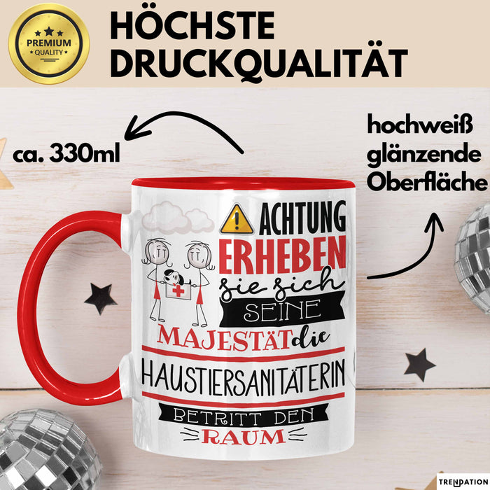 Haustiersanitäterin Tasse Geschenk Lustiger Spruch Bitte Erheben Sie Sich Seine Majestät Die Haustiersanitäterin Betritt Den Raum Rot Trendation