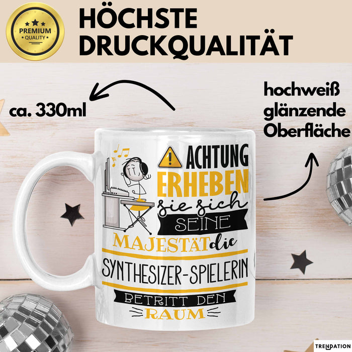 Synthesizer-Spielerin Tasse Geschenk Lustiger Spruch Bitte Erheben Sie Sich Seine Majestät Die Synthesizer-Spielerin Betritt Den Raum Weiß Trendation