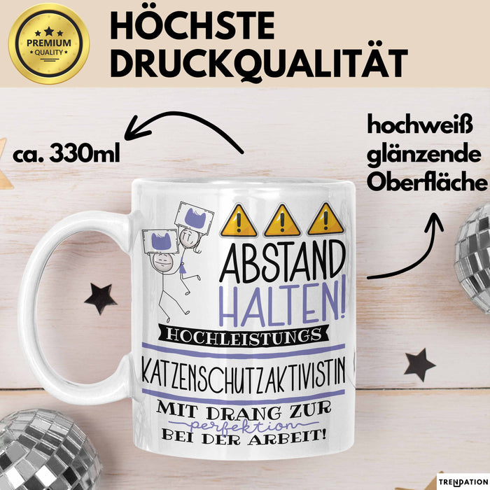 Katzenschutzaktivistin Tasse Geschenk Lustig Abstand Halten Hochleistungs-Katzenschutzaktivistin Mit Drang Zur Perfektion Bei Der Arbeit Weiß Trendation